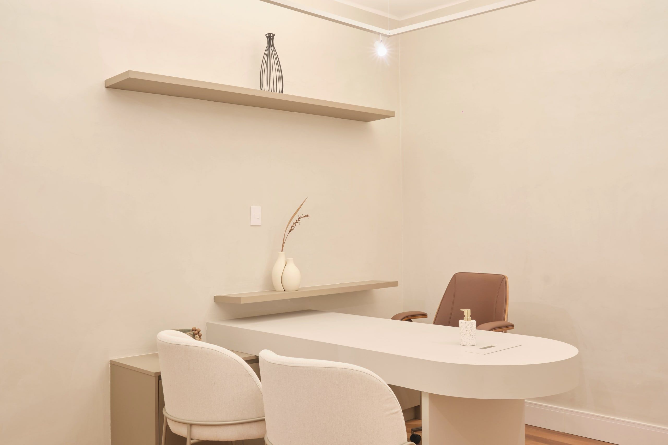 Consultório da Phen, com mesa e poltronas para paciente e acompanhante