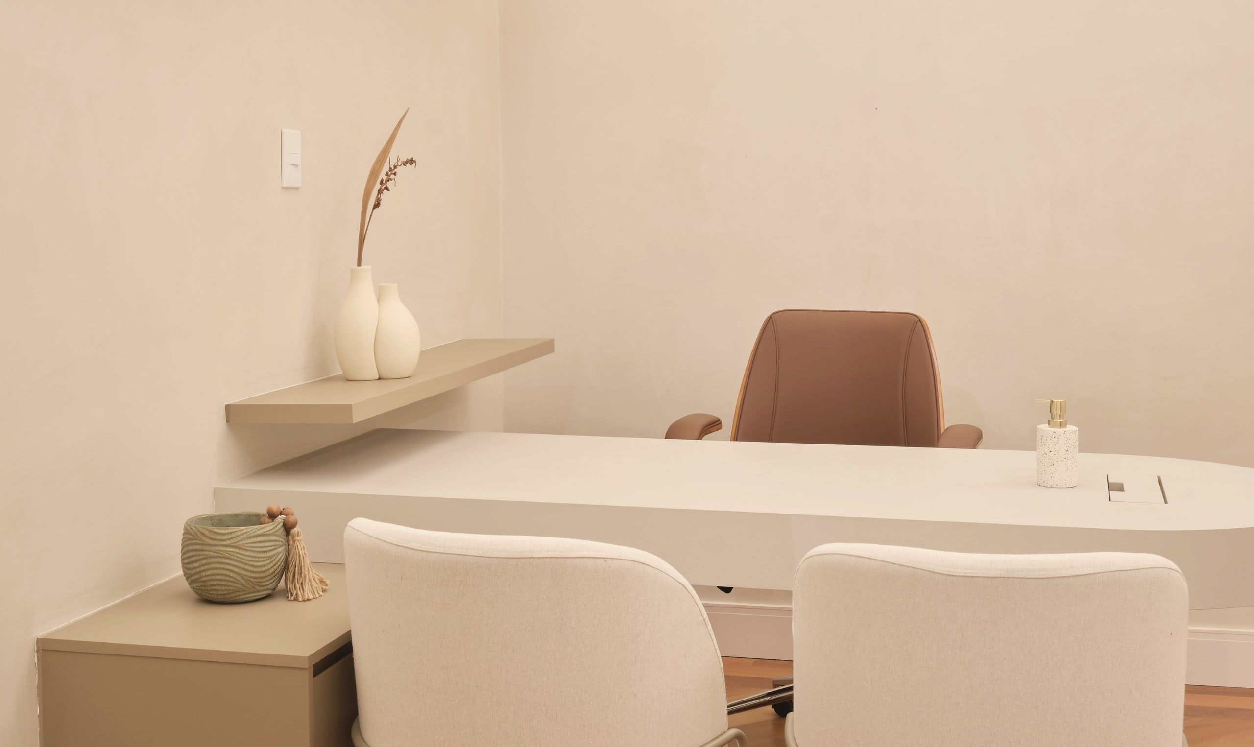 Mesa de atendimento em um consultório da Phen