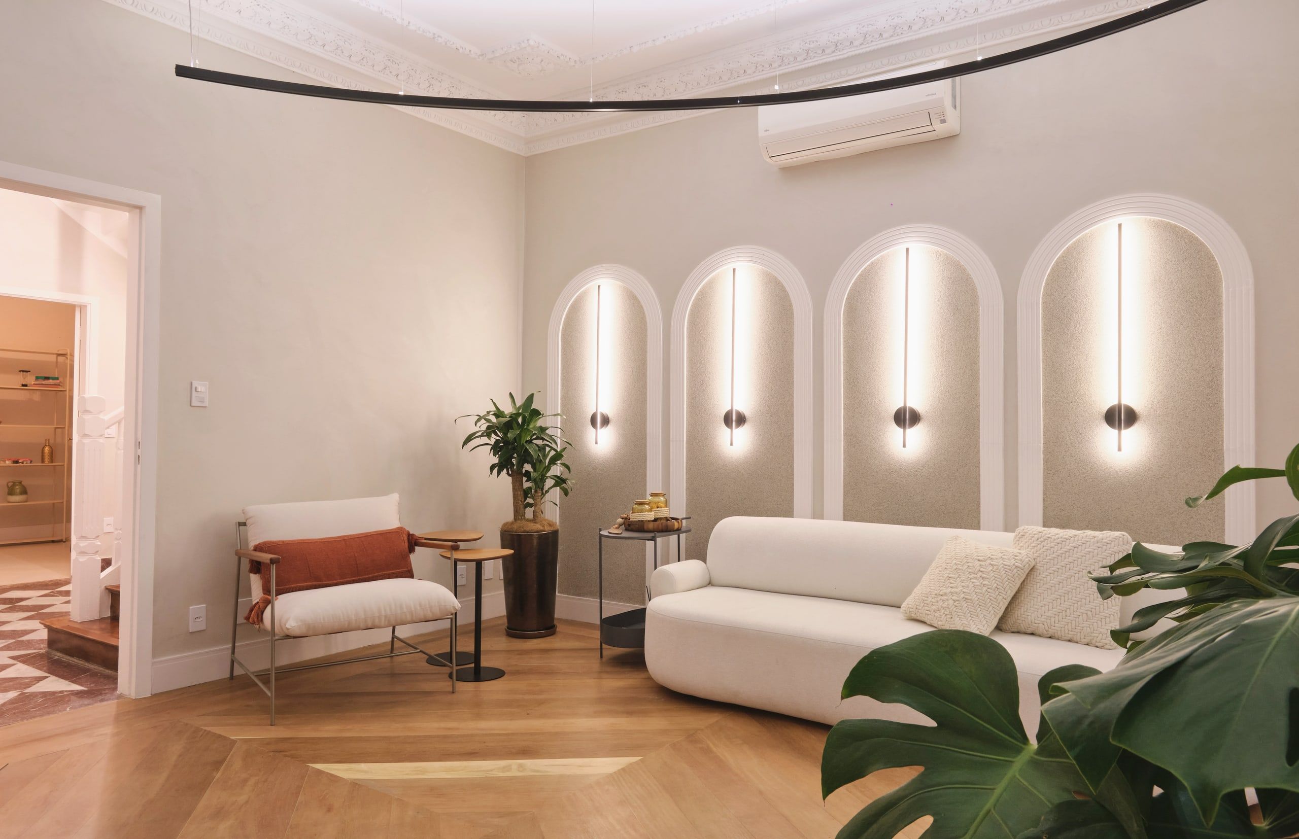 Sala de espera da Phen, com sofá curvo e arcos iluminados