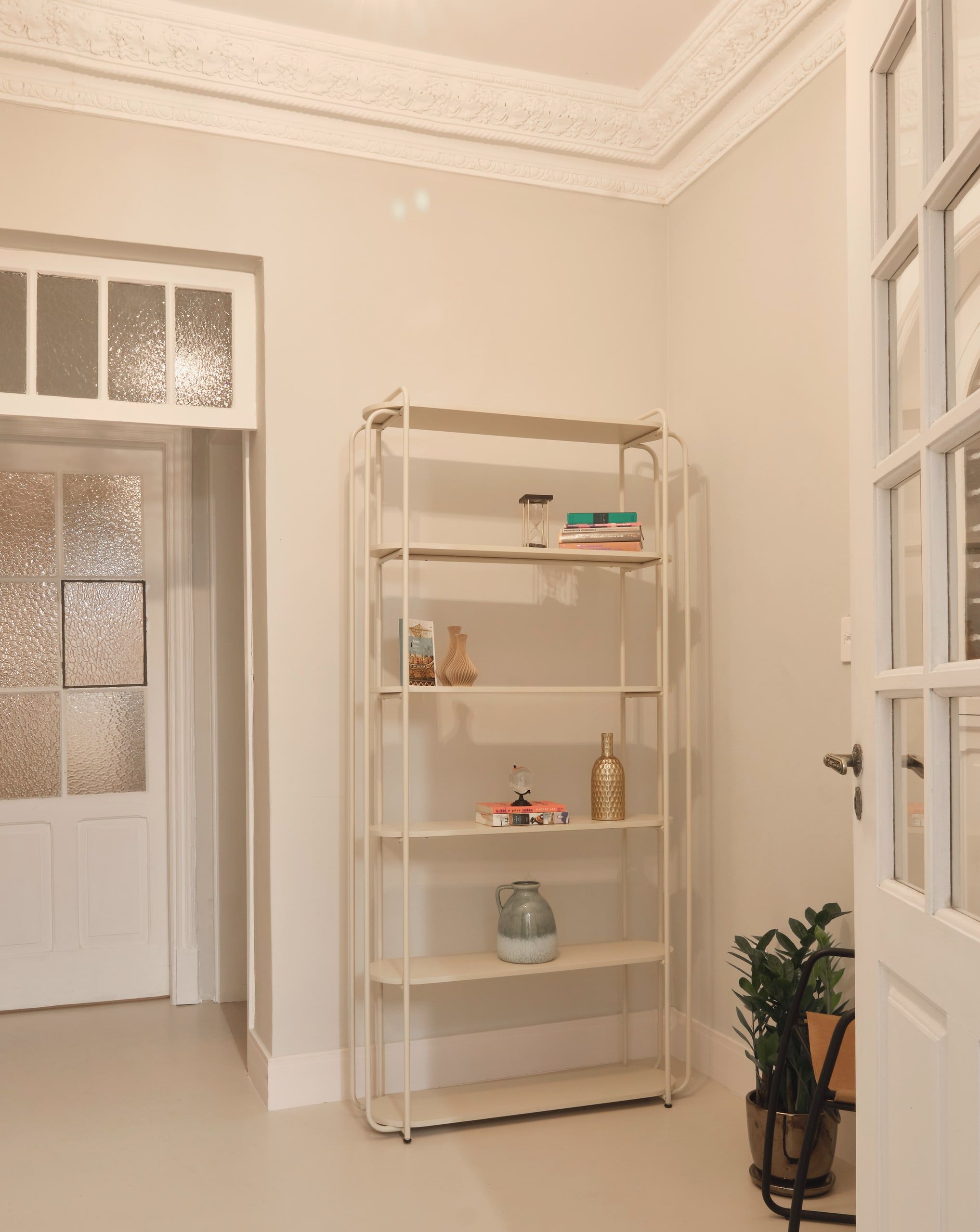Estante com livros na casa da Phen